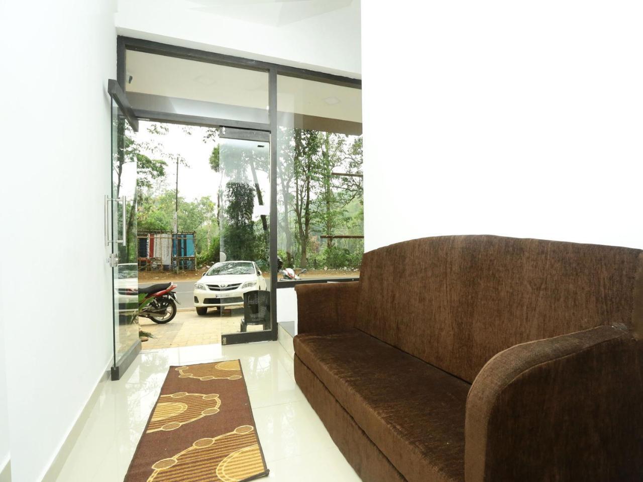 โอโย 12978 อิคลู เรซิเดนซี Hotel ไวทีรี ภายนอก รูปภาพ